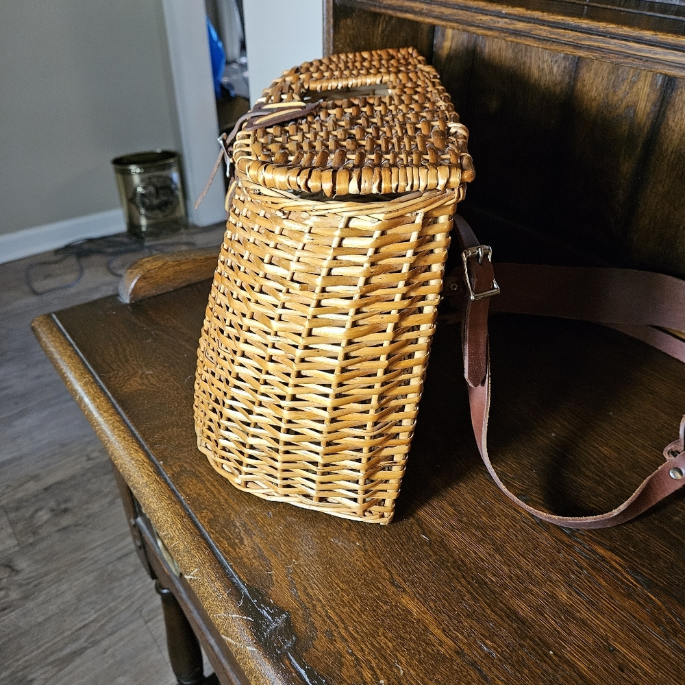 Cabelas Classic Split Creel Leather Closure and Adjustable Leather Shouler Strap - Picture 4 of 15